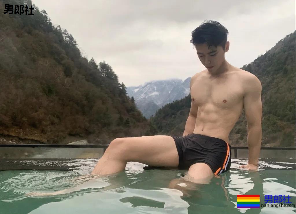 超帅体育生小狼狗，这Q弹身材简直绝了！ - 51虹马