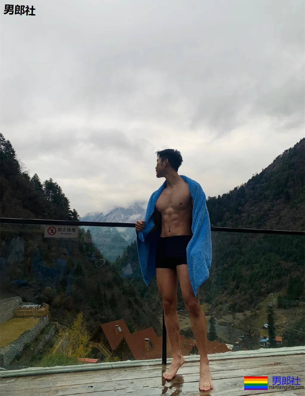 超帅体育生小狼狗，这Q弹身材简直绝了！ - 51虹马