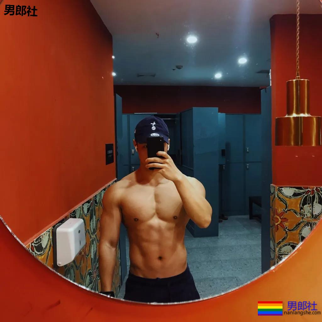 粗腿大胸大鼻子，忠犬小哥自带一身腱子肉，太可了！ - 51虹马