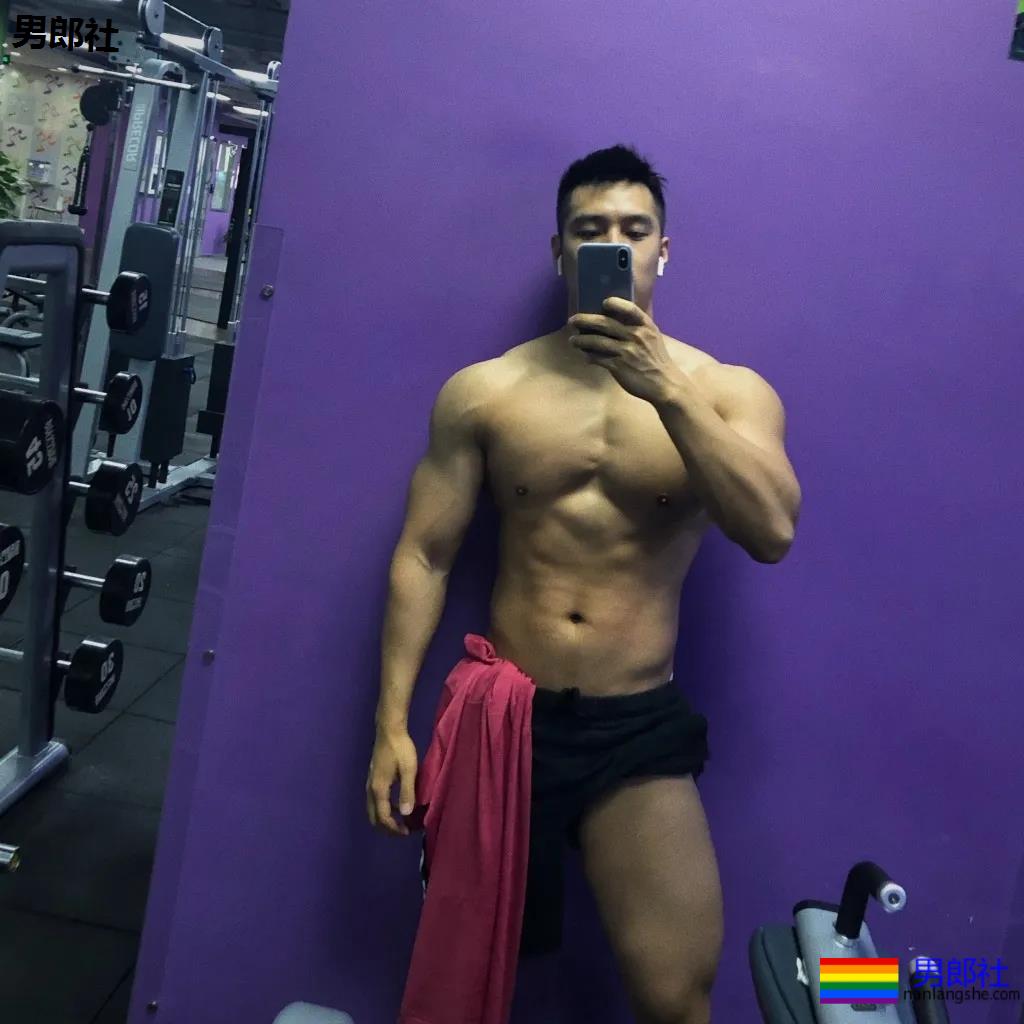 粗腿大胸大鼻子，忠犬小哥自带一身腱子肉，太可了！ - 51虹马