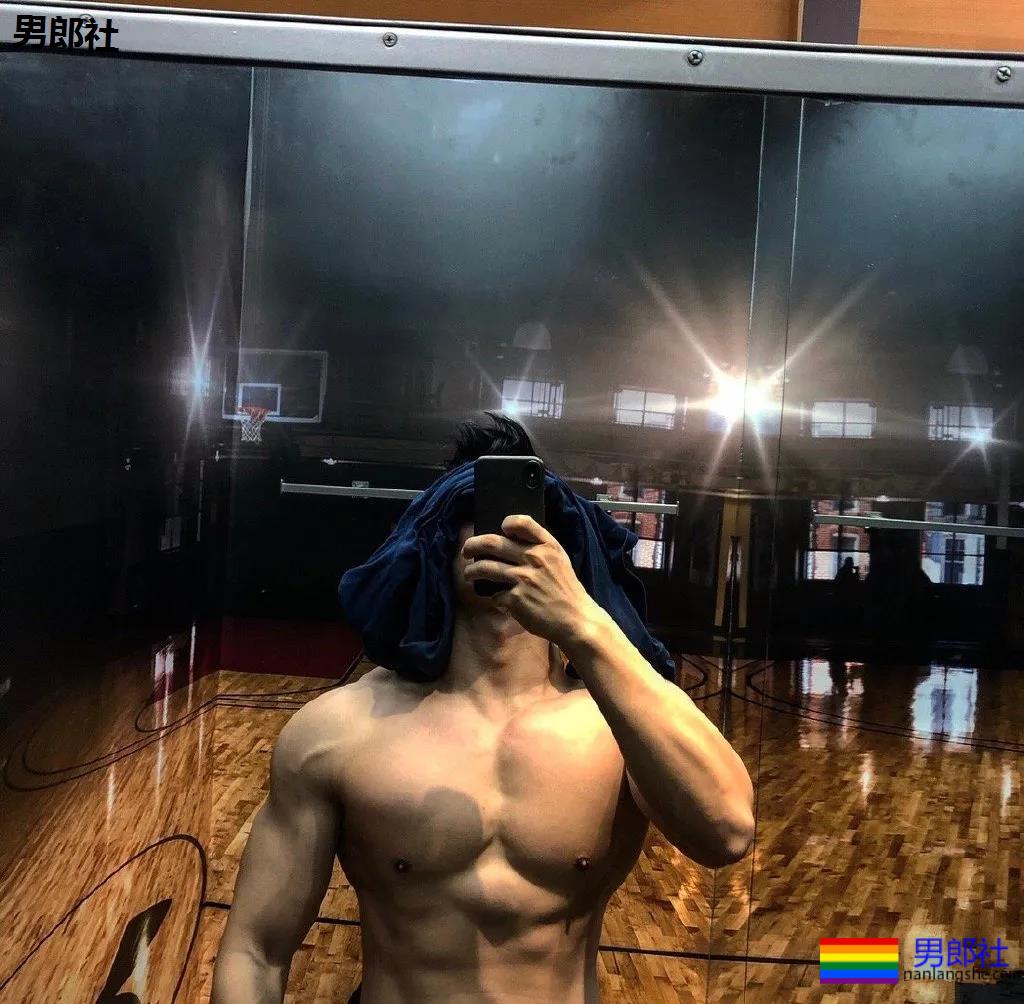 粗腿大胸大鼻子，忠犬小哥自带一身腱子肉，太可了！ - 51虹马