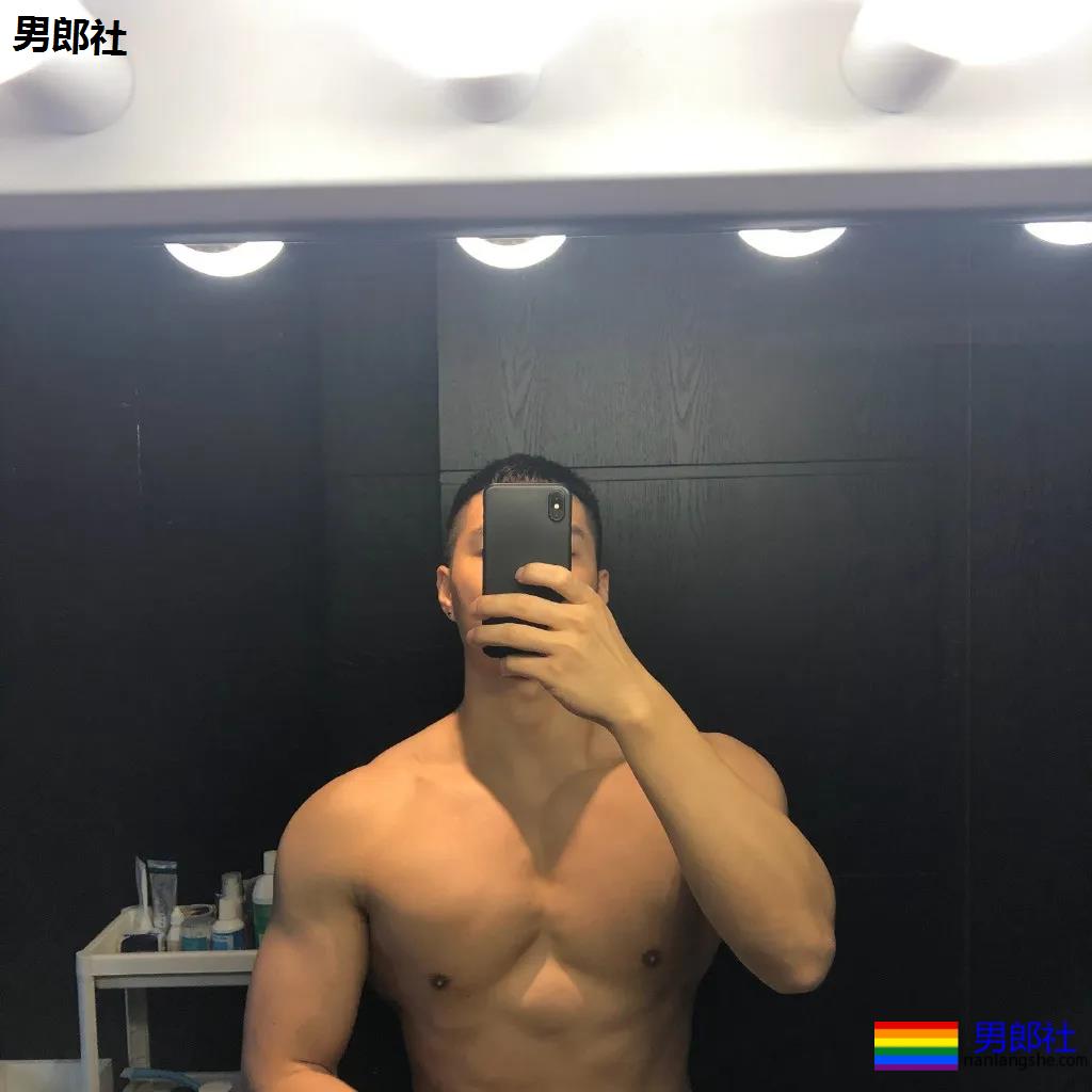 粗腿大胸大鼻子，忠犬小哥自带一身腱子肉，太可了！ - 51虹马