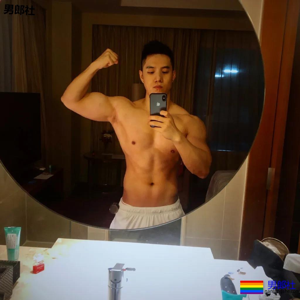 粗腿大胸大鼻子，忠犬小哥自带一身腱子肉，太可了！ - 51虹马