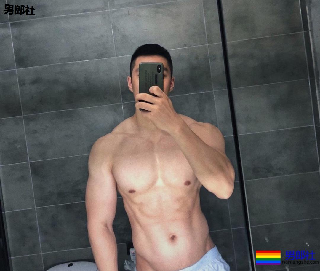 粗腿大胸大鼻子，忠犬小哥自带一身腱子肉，太可了！ - 51虹马