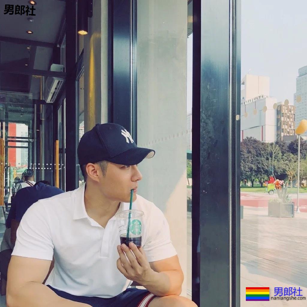 粗腿大胸大鼻子，忠犬小哥自带一身腱子肉，太可了！ - 51虹马