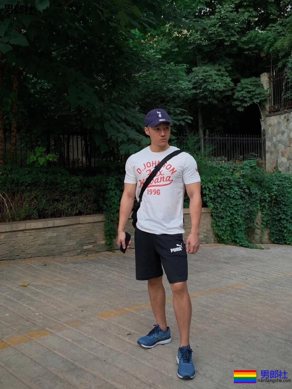 粗腿大胸大鼻子，忠犬小哥自带一身腱子肉，太可了！ - 51虹马