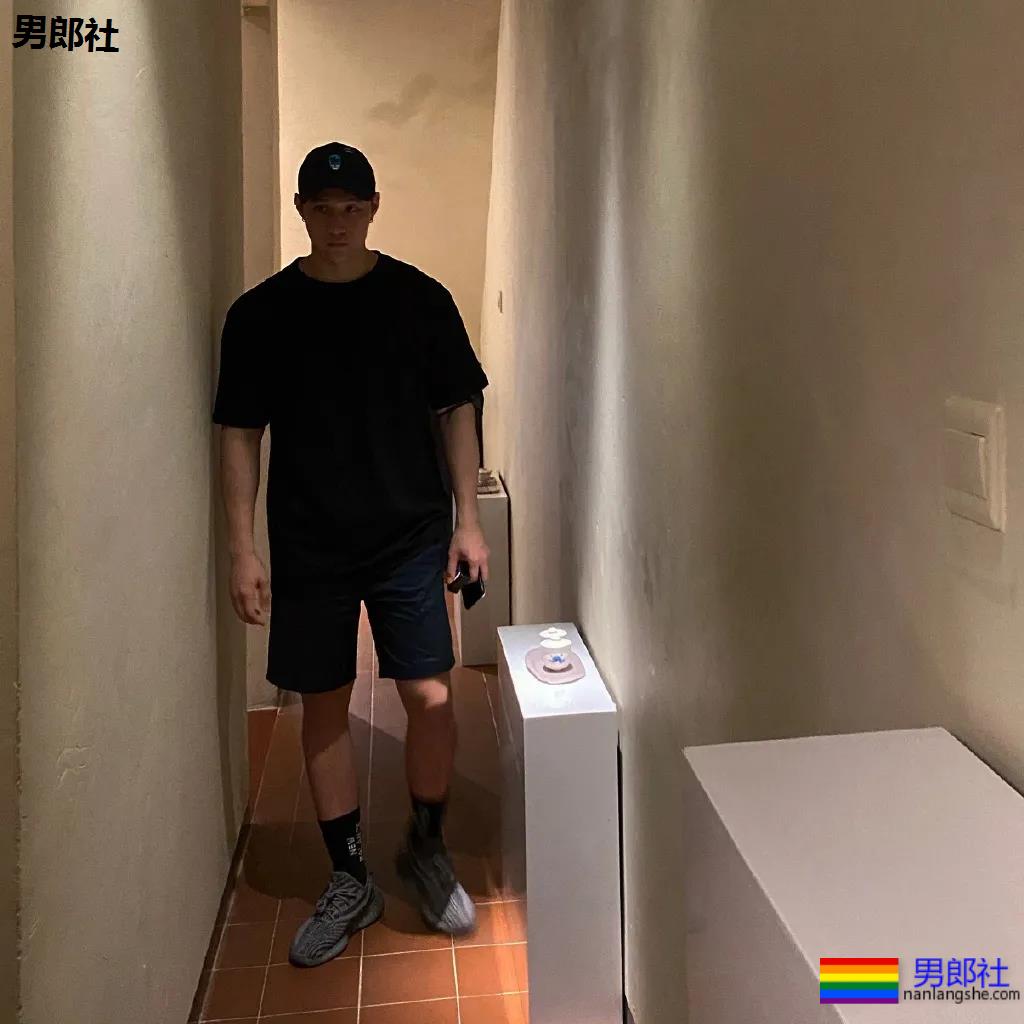 粗腿大胸大鼻子，忠犬小哥自带一身腱子肉，太可了！ - 51虹马