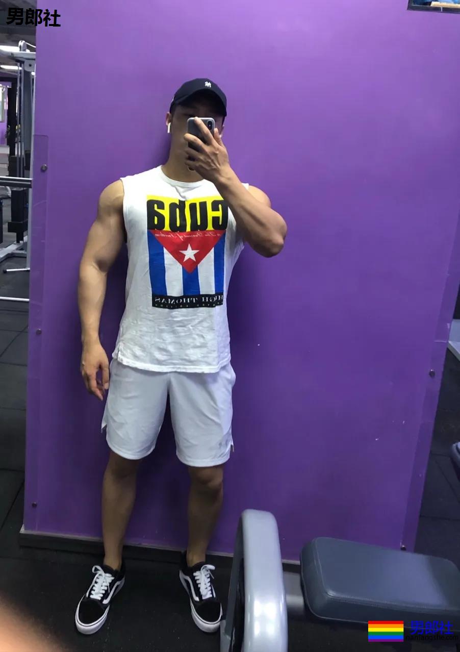 粗腿大胸大鼻子，忠犬小哥自带一身腱子肉，太可了！ - 51虹马