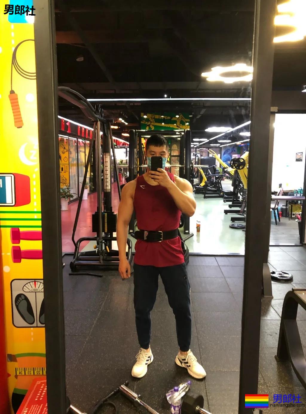 粗腿大胸大鼻子，忠犬小哥自带一身腱子肉，太可了！ - 51虹马