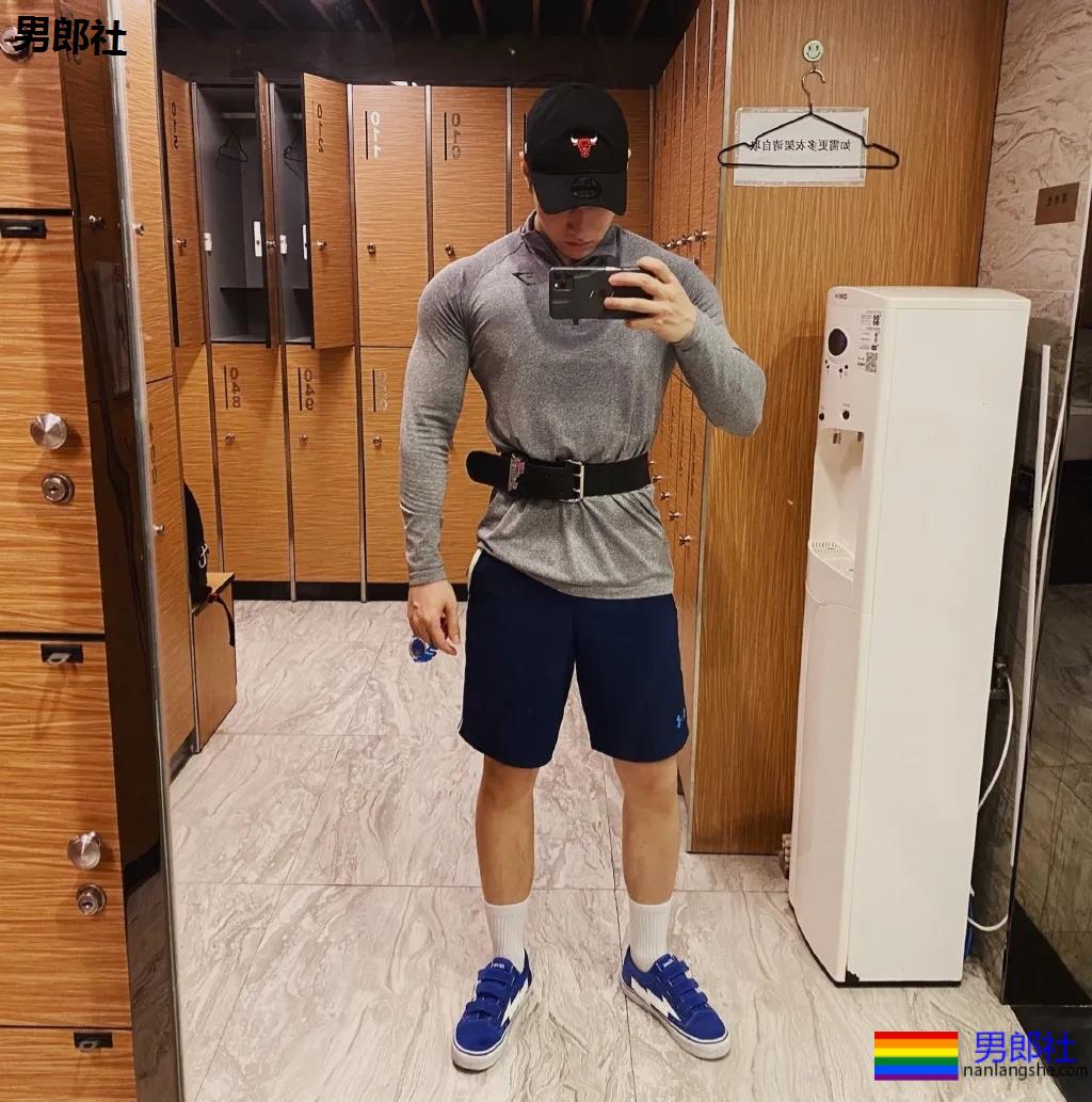 粗腿大胸大鼻子，忠犬小哥自带一身腱子肉，太可了！ - 51虹马