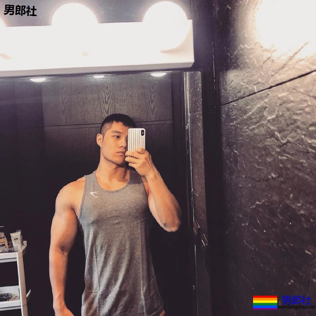 粗腿大胸大鼻子，忠犬小哥自带一身腱子肉，太可了！ - 51虹马