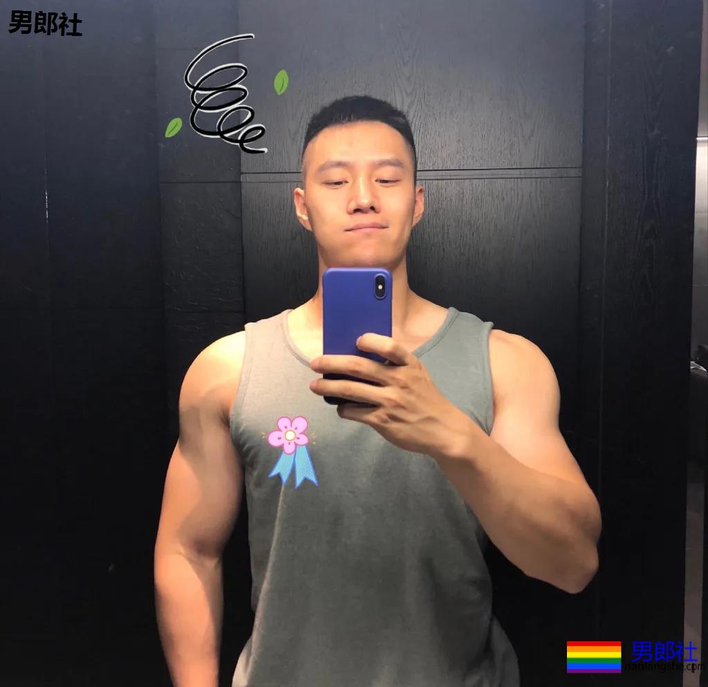 粗腿大胸大鼻子，忠犬小哥自带一身腱子肉，太可了！ - 51虹马