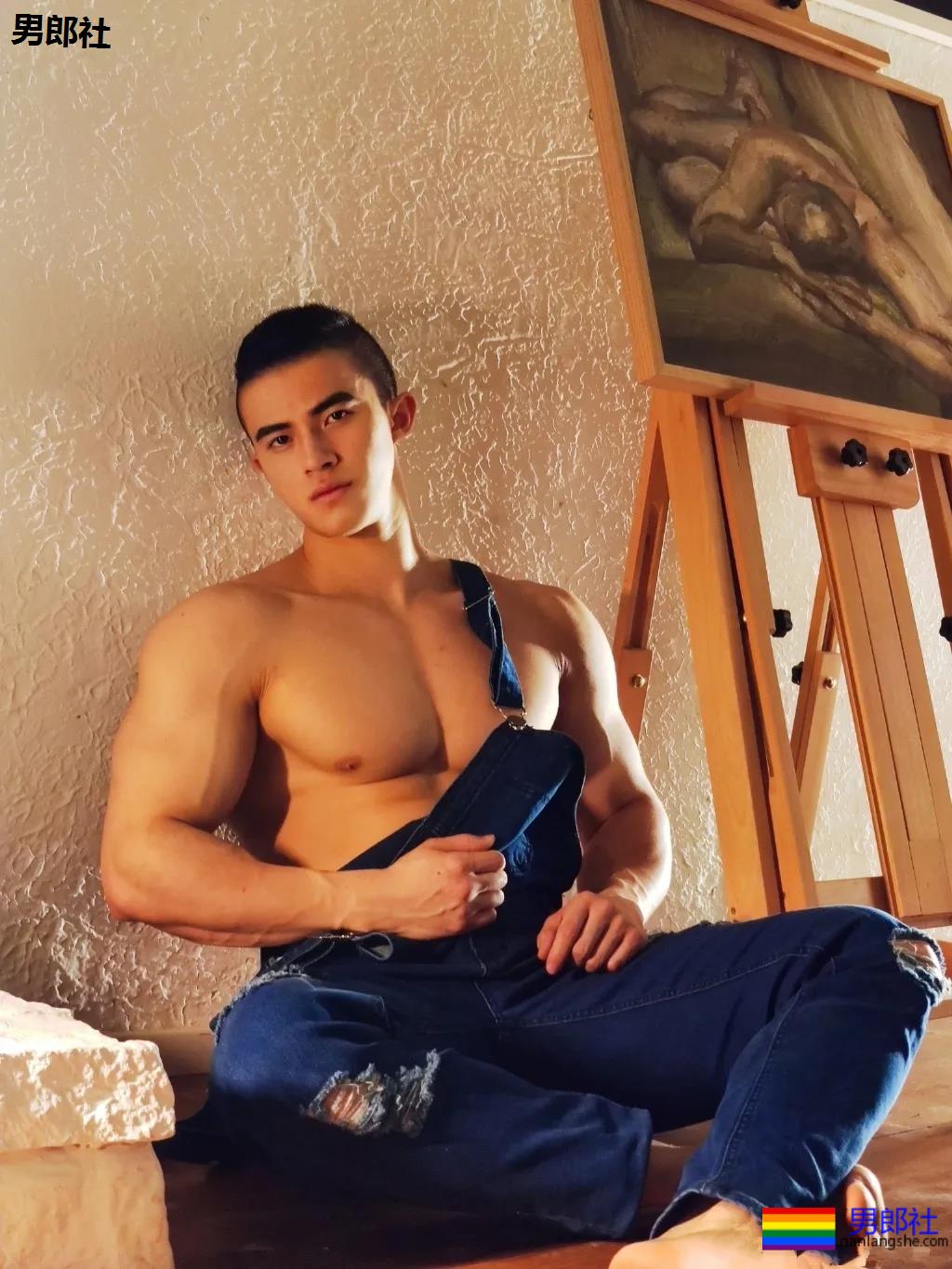 肌肉体育生这胸肌大到犯规，网友们都不淡定了! - 51虹马