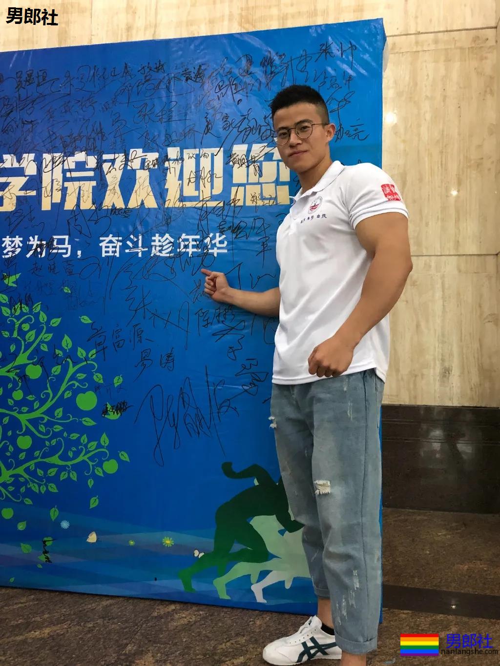 肌肉体育生这胸肌大到犯规，网友们都不淡定了! - 51虹马