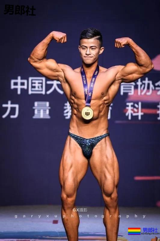 肌肉体育生这胸肌大到犯规，网友们都不淡定了! - 51虹马