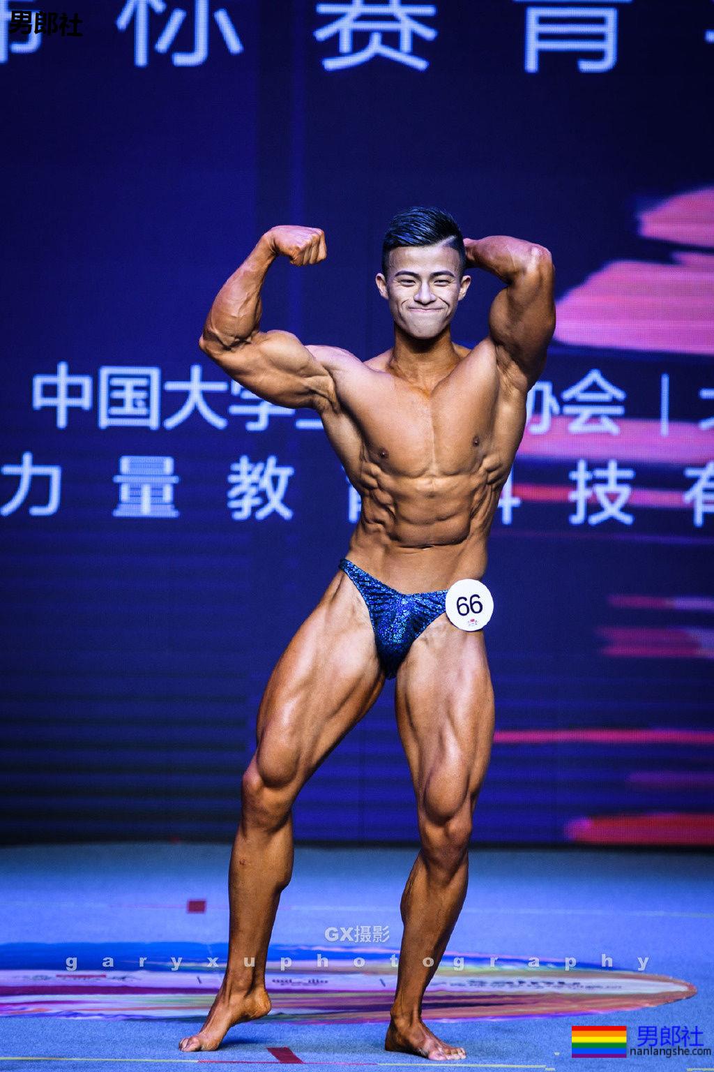 肌肉体育生这胸肌大到犯规，网友们都不淡定了! - 51虹马