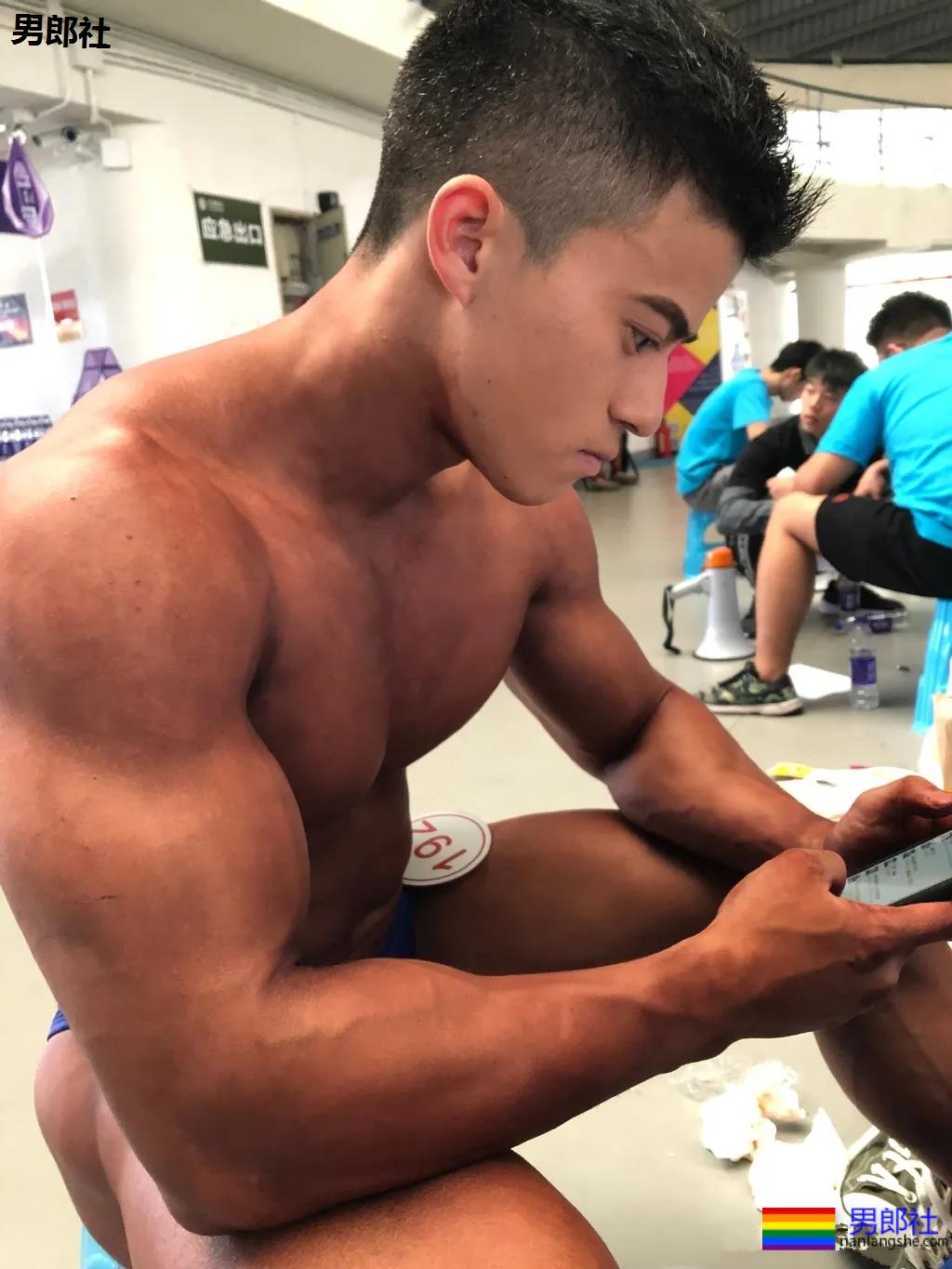 肌肉体育生这胸肌大到犯规，网友们都不淡定了! - 51虹马