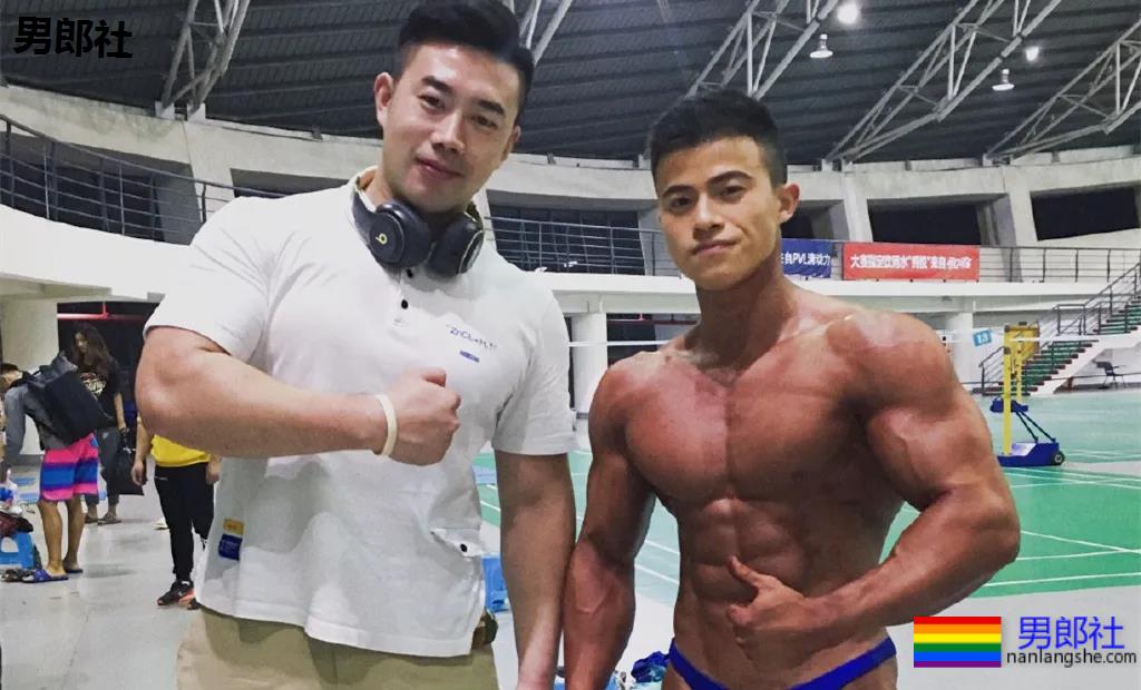 肌肉体育生这胸肌大到犯规，网友们都不淡定了! - 51虹马