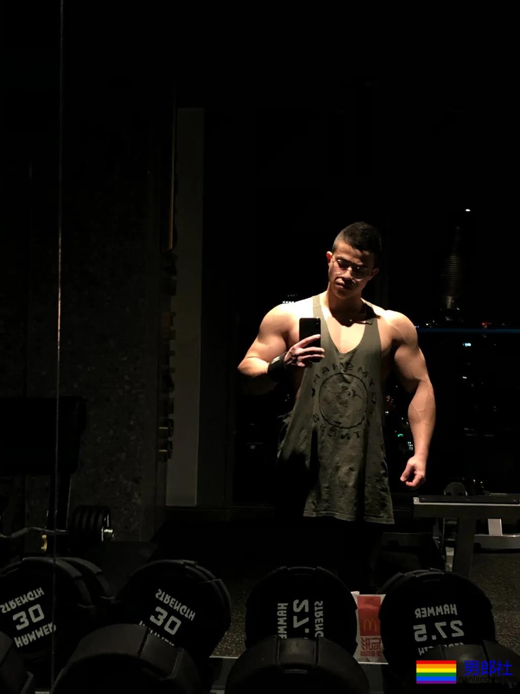 肌肉体育生这胸肌大到犯规，网友们都不淡定了! - 51虹马