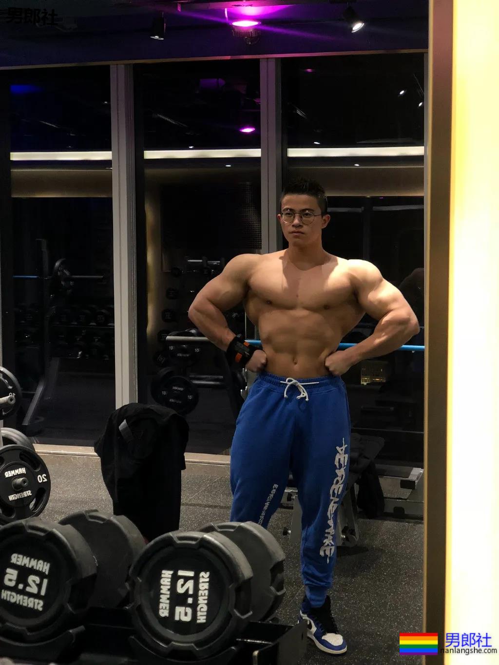 肌肉体育生这胸肌大到犯规，网友们都不淡定了! - 51虹马