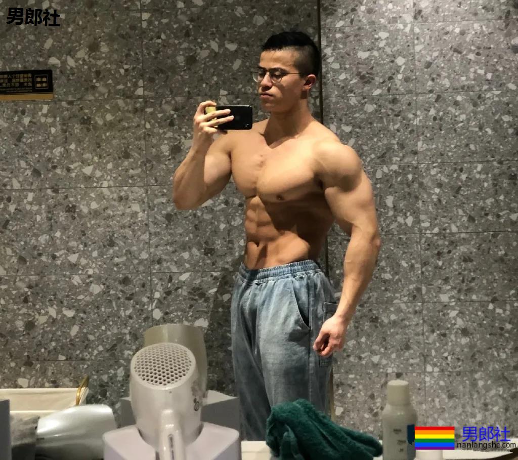 肌肉体育生这胸肌大到犯规，网友们都不淡定了! - 51虹马