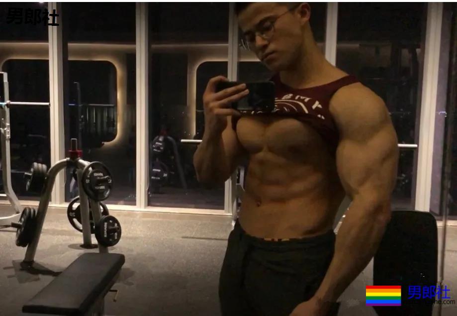 肌肉体育生这胸肌大到犯规，网友们都不淡定了! - 51虹马