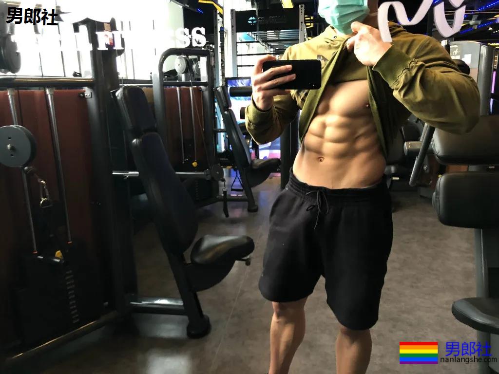 肌肉体育生这胸肌大到犯规，网友们都不淡定了! - 51虹马