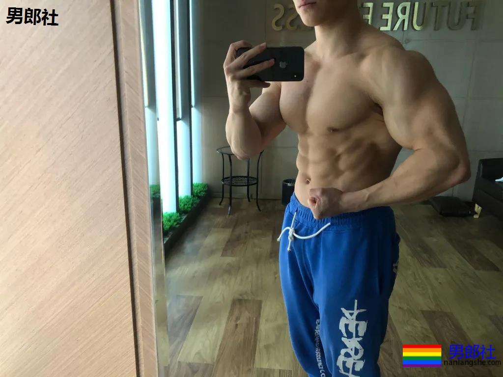 肌肉体育生这胸肌大到犯规，网友们都不淡定了! - 51虹马