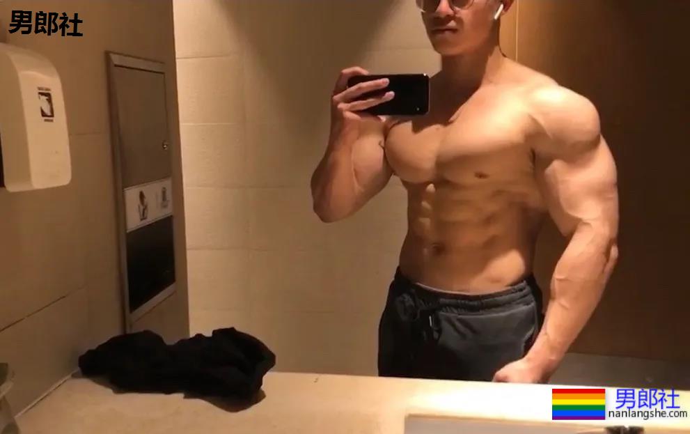 肌肉体育生这胸肌大到犯规，网友们都不淡定了! - 51虹马