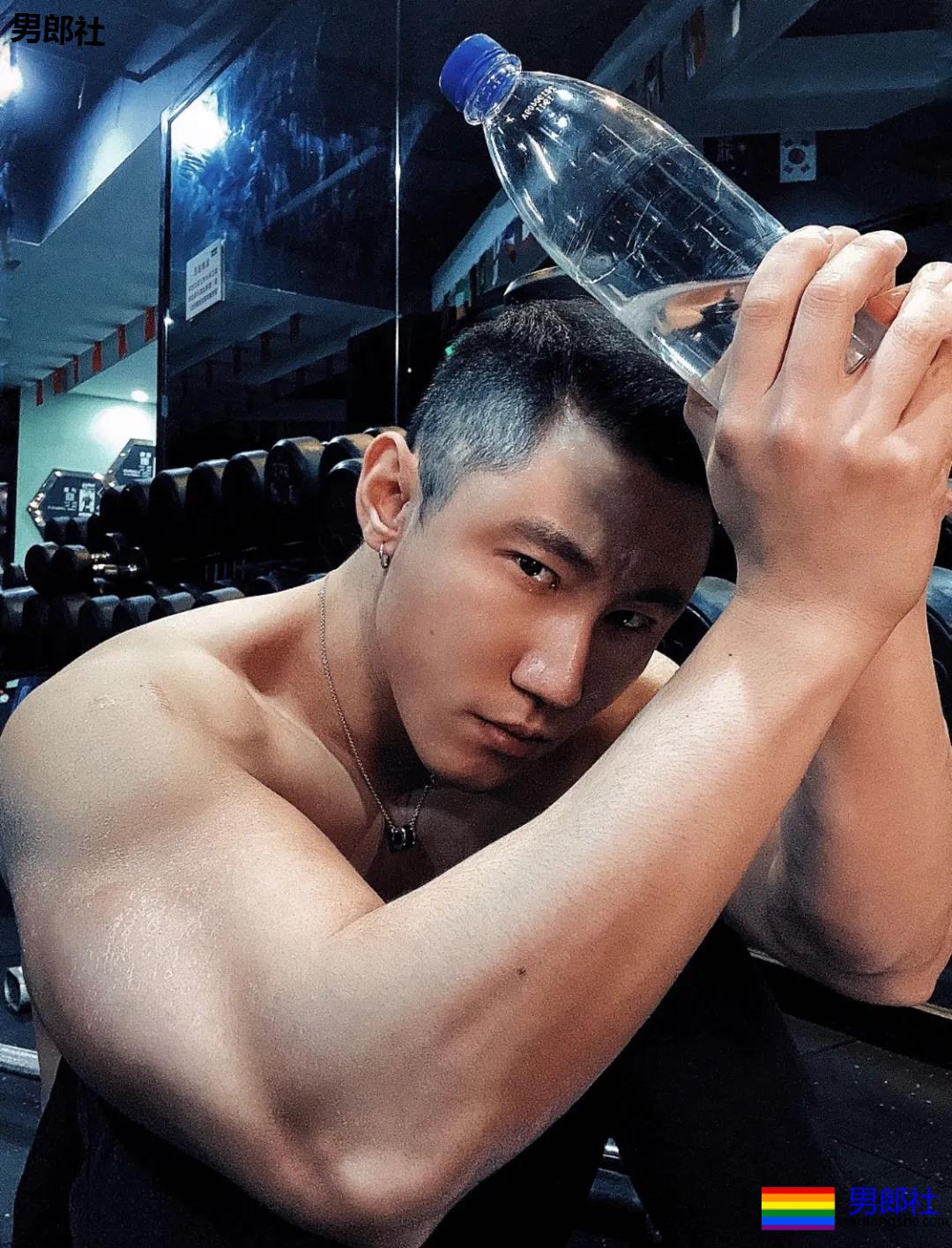 不惧过气，他是重庆gay圈一代“明飘”！ - 51虹马