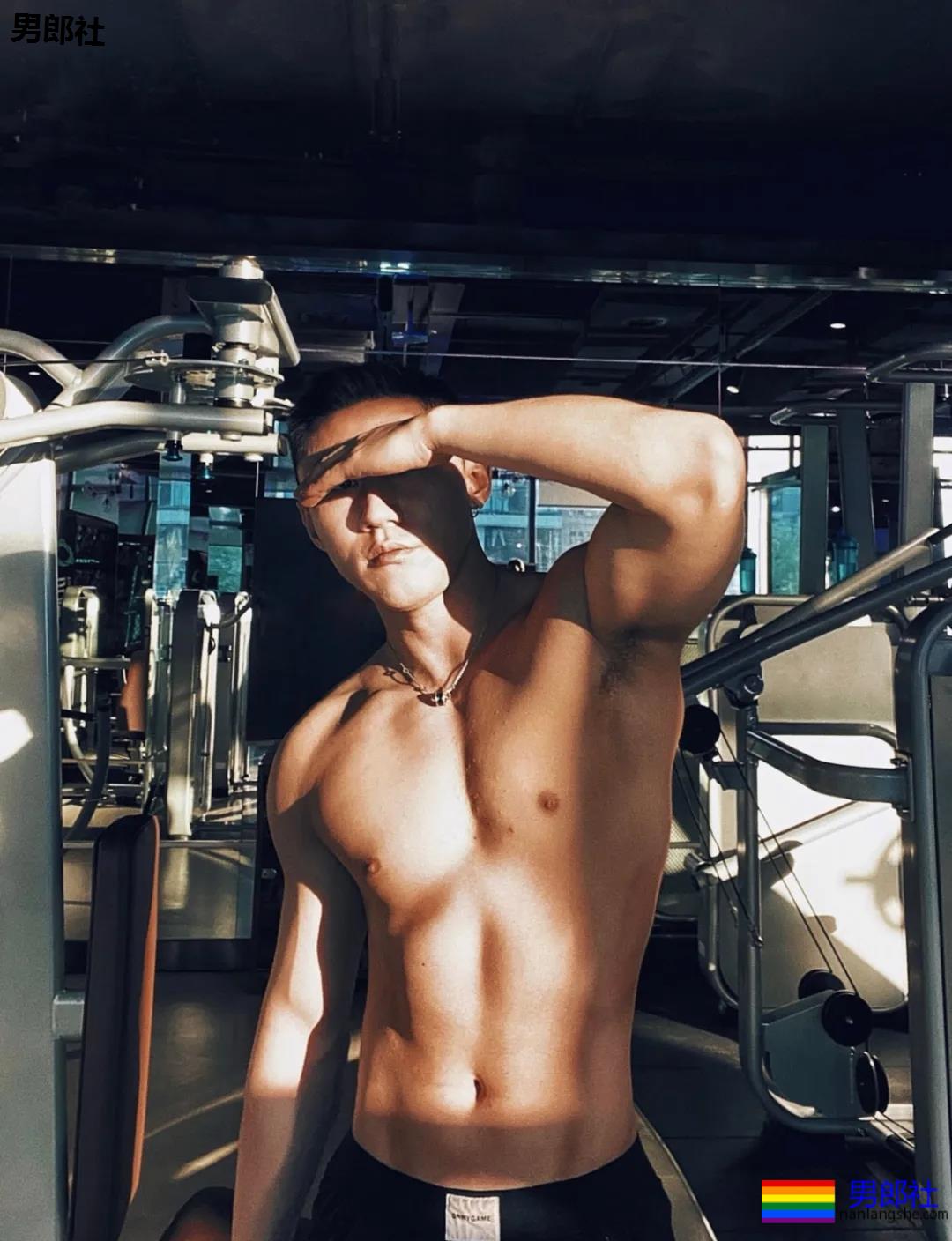 不惧过气，他是重庆gay圈一代“明飘”！ - 51虹马