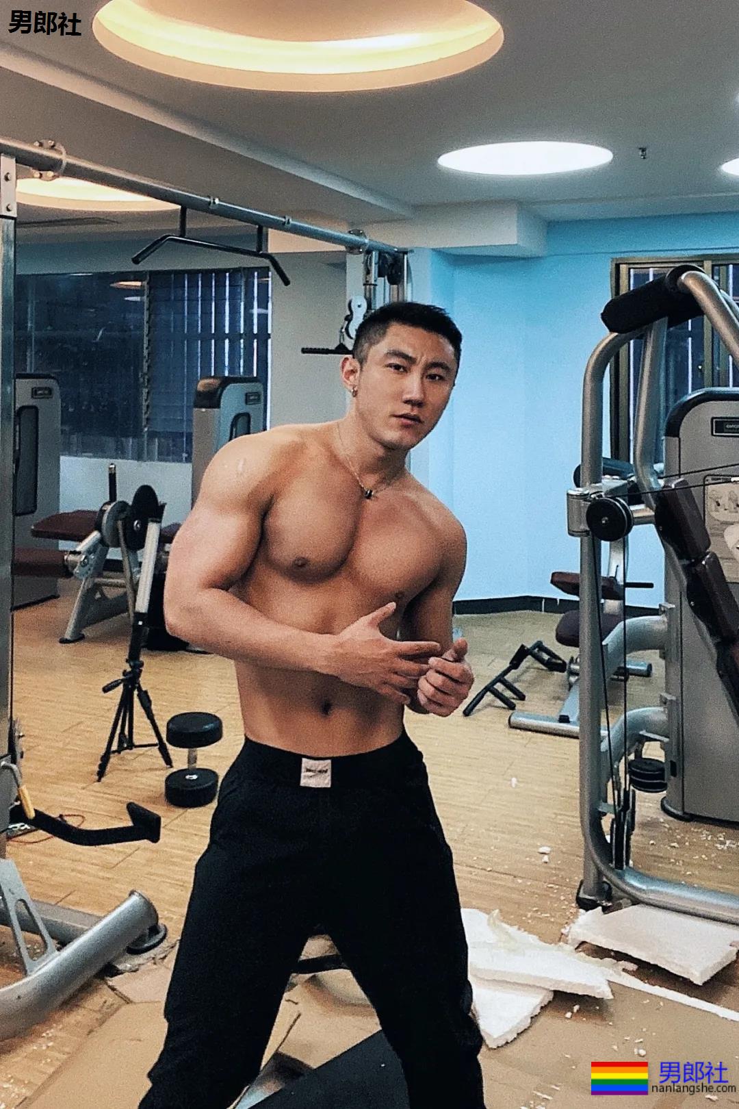 不惧过气，他是重庆gay圈一代“明飘”！ - 51虹马