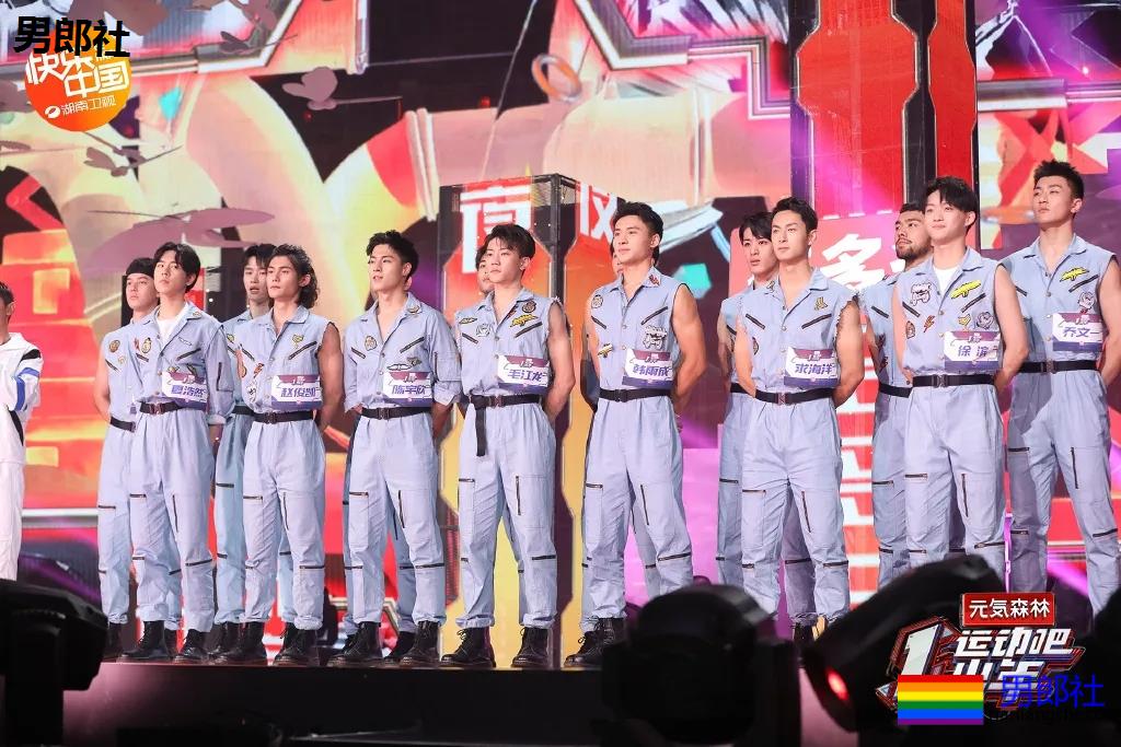 让何炅弯腰运动小狼狗火上热搜！体育生私教素人肌肉男，这都有! - 51虹马