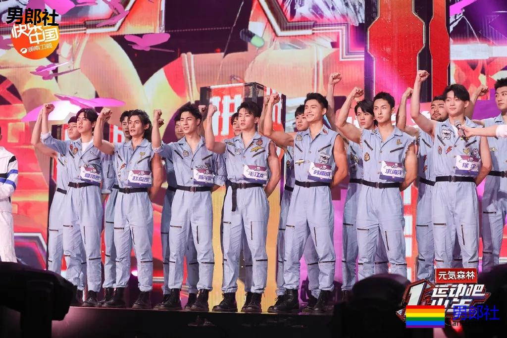 让何炅弯腰运动小狼狗火上热搜！体育生私教素人肌肉男，这都有! - 51虹马