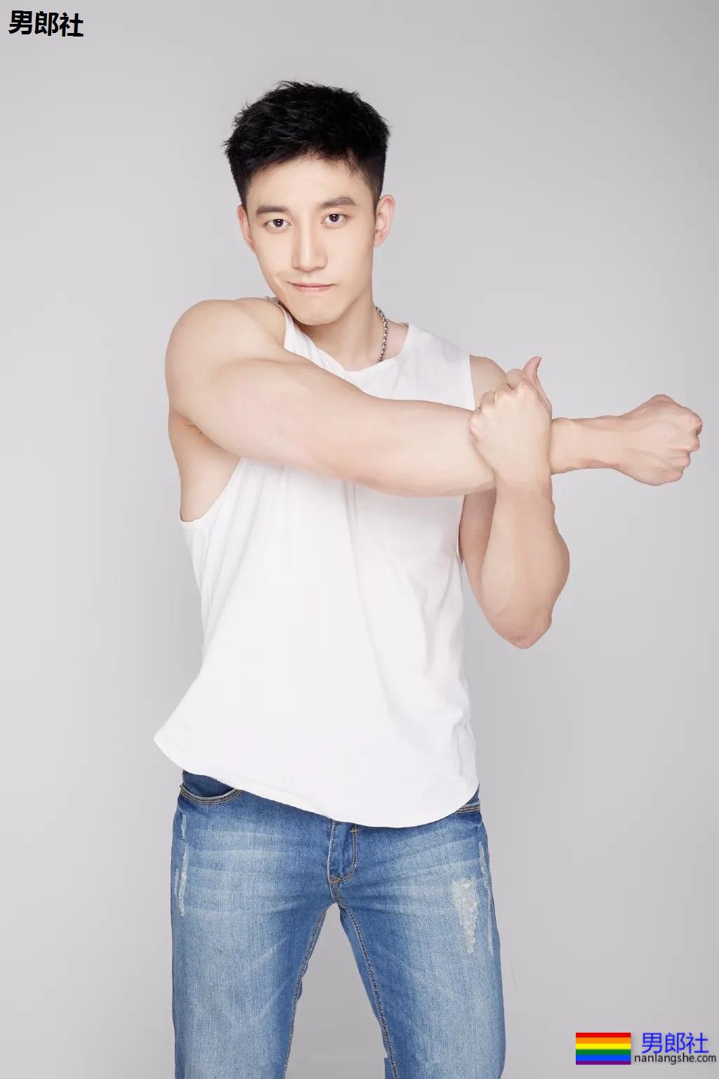 让何炅弯腰运动小狼狗火上热搜！体育生私教素人肌肉男，这都有! - 51虹马