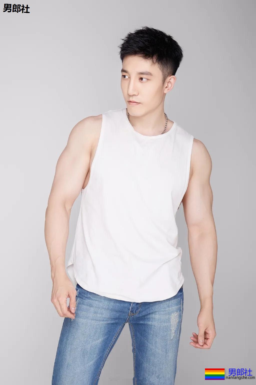 让何炅弯腰运动小狼狗火上热搜！体育生私教素人肌肉男，这都有! - 51虹马