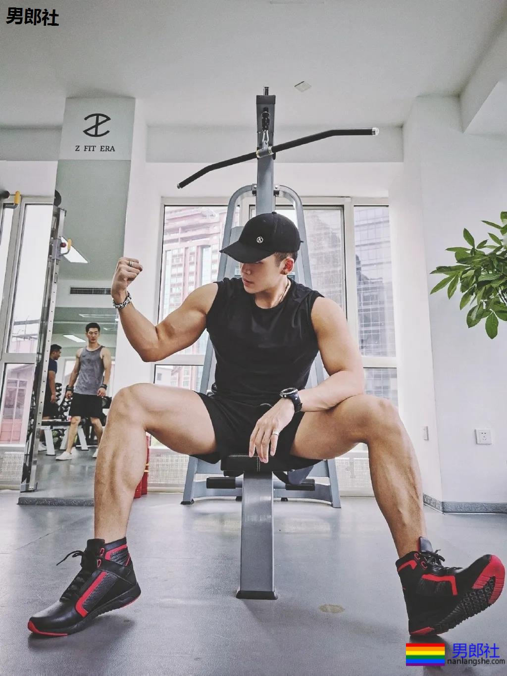 让何炅弯腰运动小狼狗火上热搜！体育生私教素人肌肉男，这都有! - 51虹马