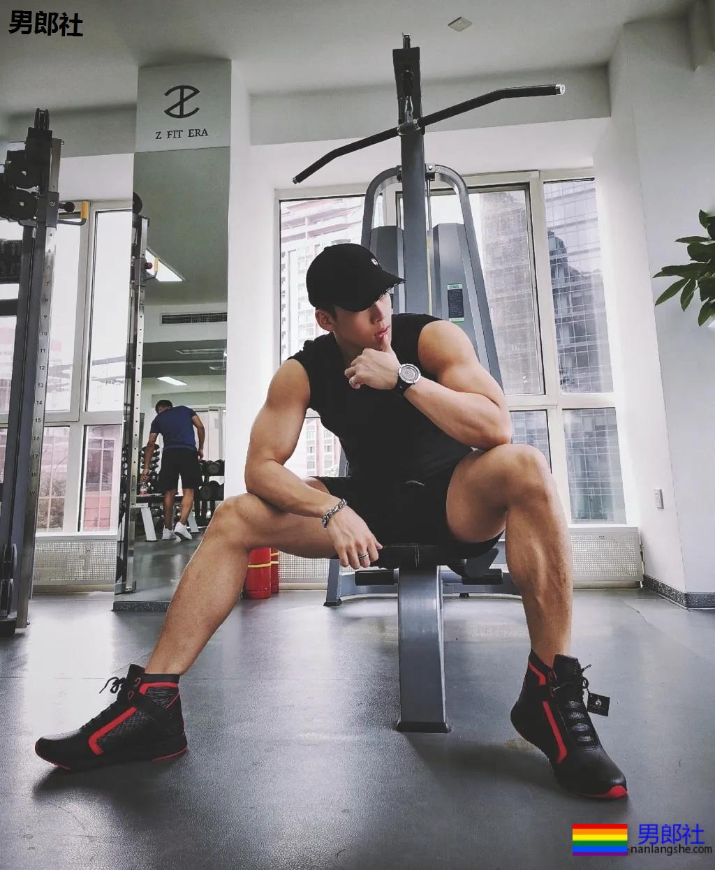 让何炅弯腰运动小狼狗火上热搜！体育生私教素人肌肉男，这都有! - 51虹马