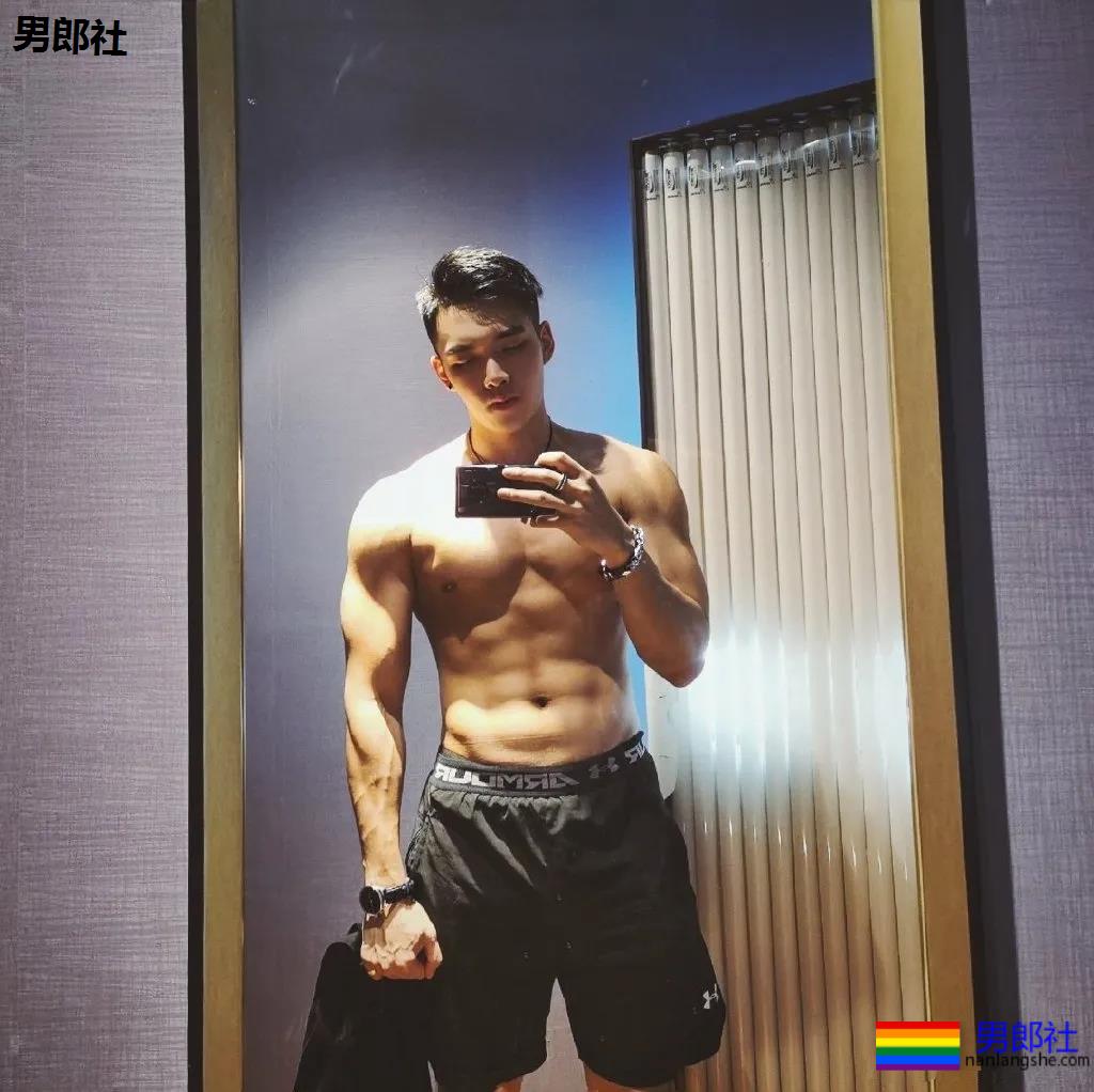 让何炅弯腰运动小狼狗火上热搜！体育生私教素人肌肉男，这都有! - 51虹马