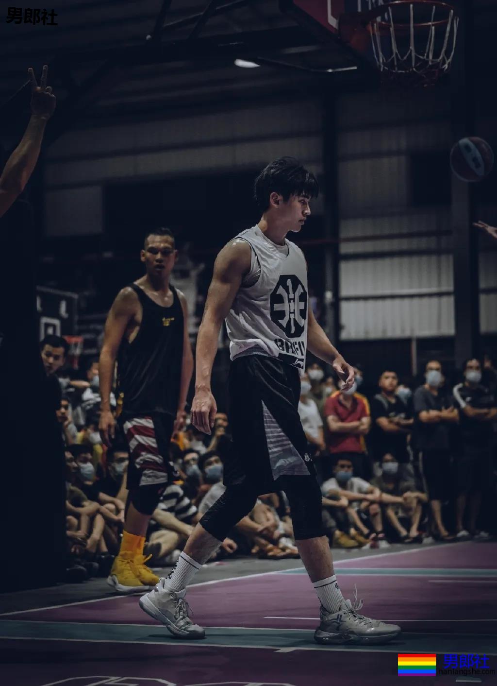 让何炅弯腰运动小狼狗火上热搜！体育生私教素人肌肉男，这都有! - 51虹马