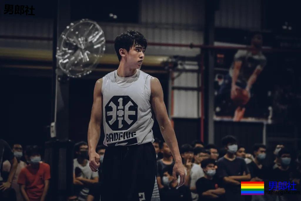 让何炅弯腰运动小狼狗火上热搜！体育生私教素人肌肉男，这都有! - 51虹马