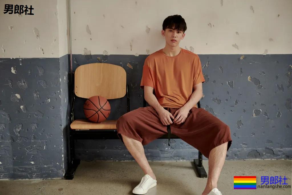 让何炅弯腰运动小狼狗火上热搜！体育生私教素人肌肉男，这都有! - 51虹马