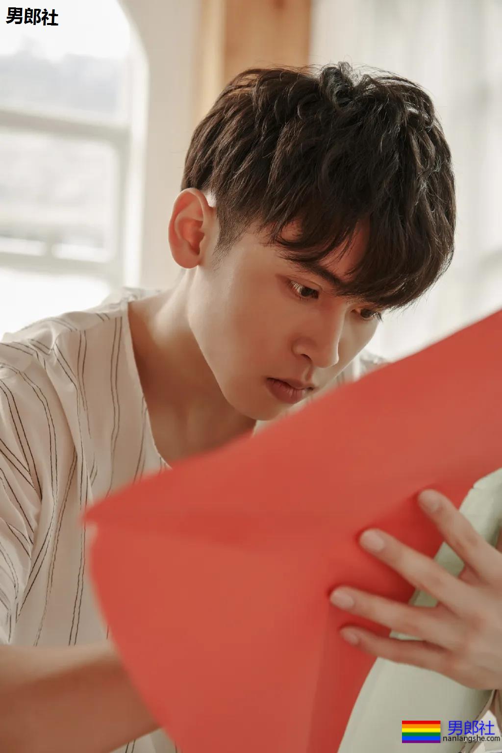 让何炅弯腰运动小狼狗火上热搜！体育生私教素人肌肉男，这都有! - 51虹马