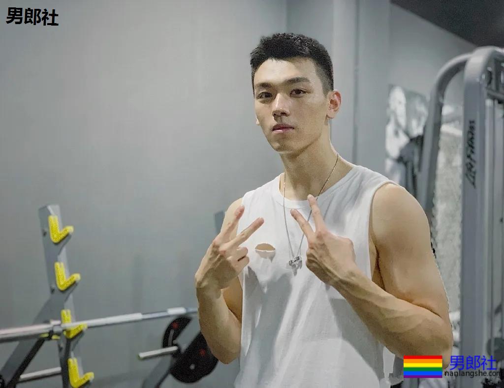 让何炅弯腰运动小狼狗火上热搜！体育生私教素人肌肉男，这都有! - 51虹马