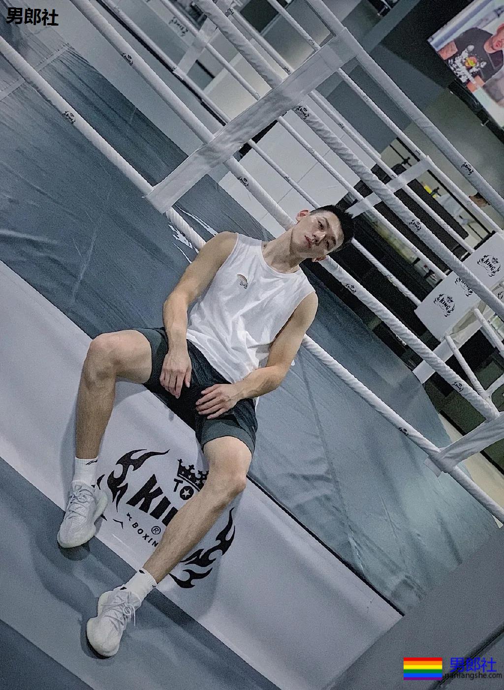 让何炅弯腰运动小狼狗火上热搜！体育生私教素人肌肉男，这都有! - 51虹马