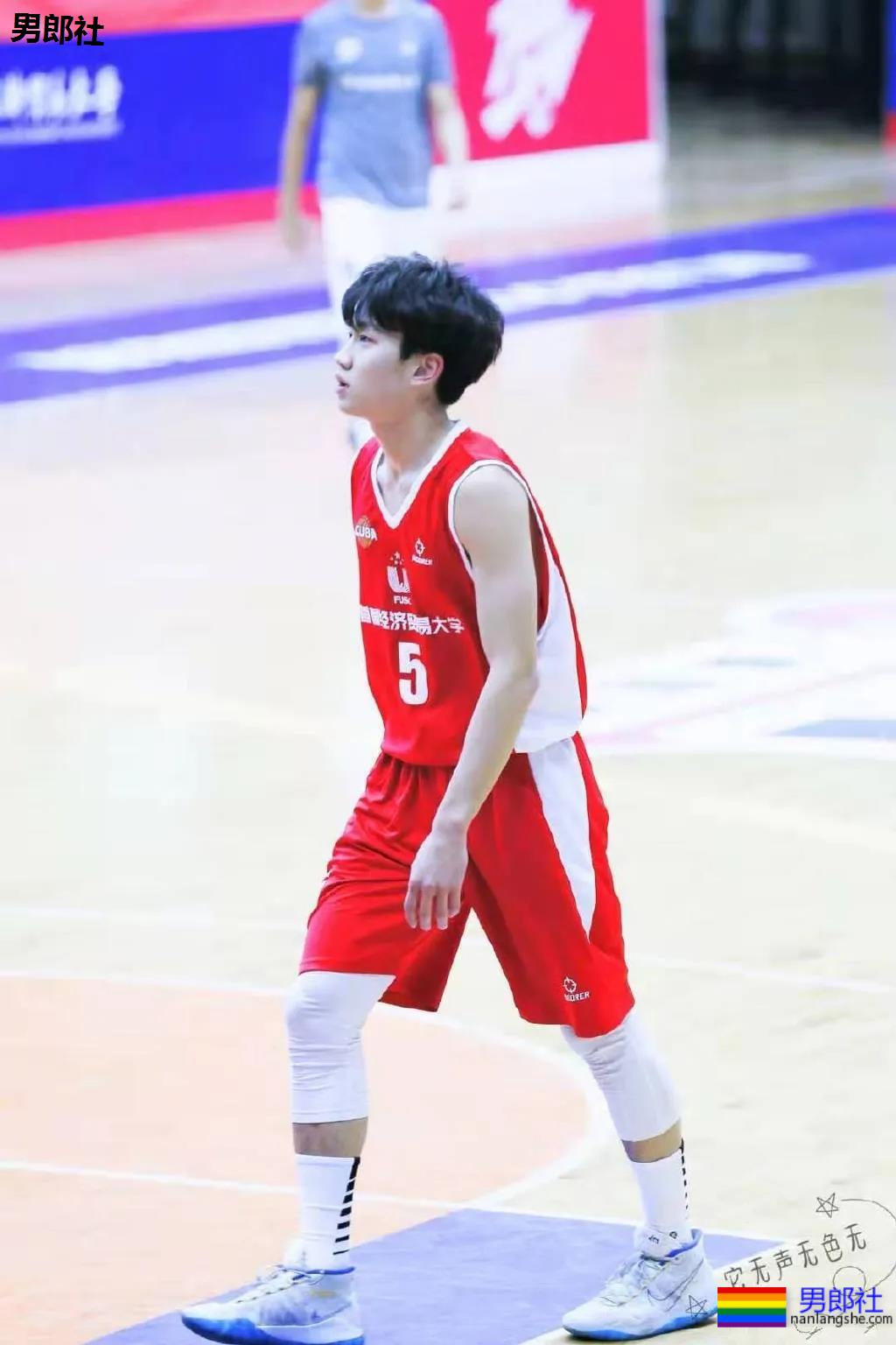 让何炅弯腰运动小狼狗火上热搜！体育生私教素人肌肉男，这都有! - 51虹马