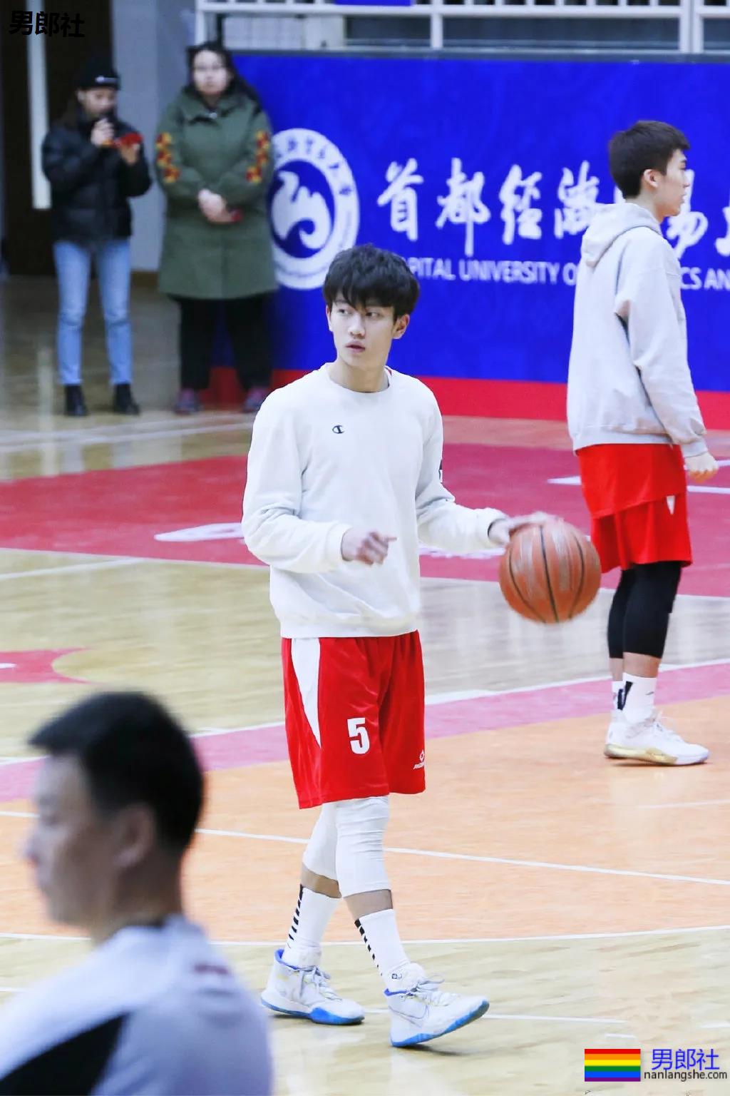 让何炅弯腰运动小狼狗火上热搜！体育生私教素人肌肉男，这都有! - 51虹马