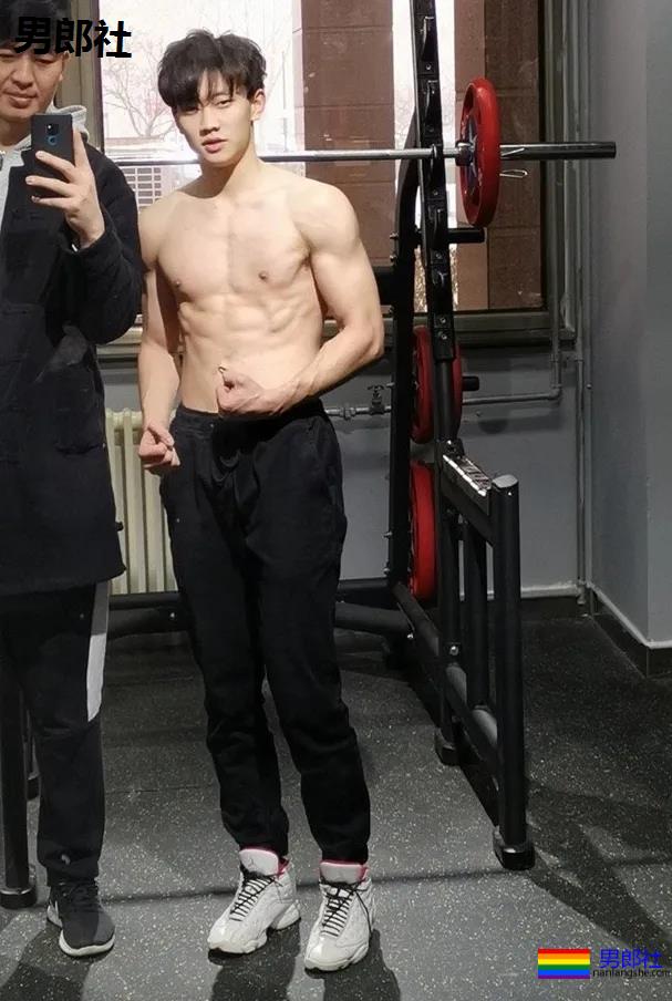 让何炅弯腰运动小狼狗火上热搜！体育生私教素人肌肉男，这都有! - 51虹马