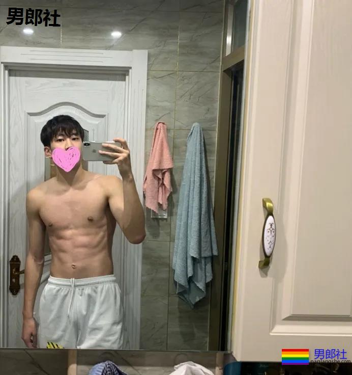 让何炅弯腰运动小狼狗火上热搜！体育生私教素人肌肉男，这都有! - 51虹马