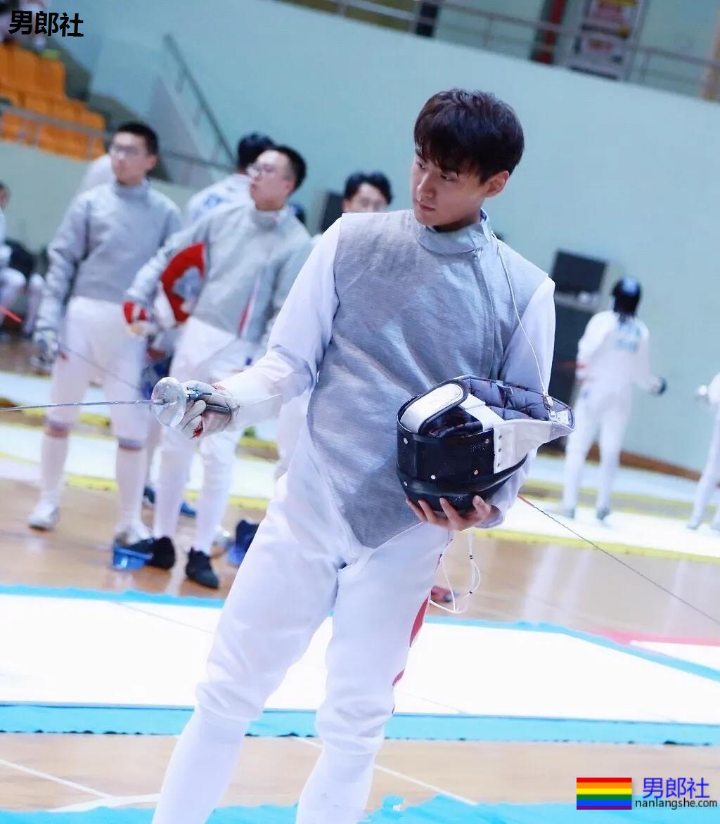 让何炅弯腰运动小狼狗火上热搜！体育生私教素人肌肉男，这都有! - 51虹马